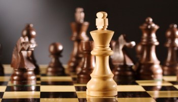 Шахматы: стратегическая настольная игра с фигурами на поле.